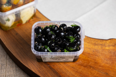 Schwarze Oliven mit frischer Petersilie kernlos